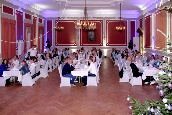 ttp Mitarbeiter sitzen gemeinsam an langen Tischen