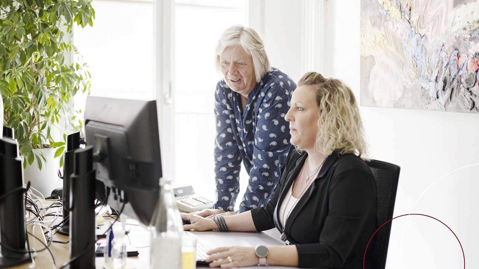 Zwei ttpler sitzen vor einem PC