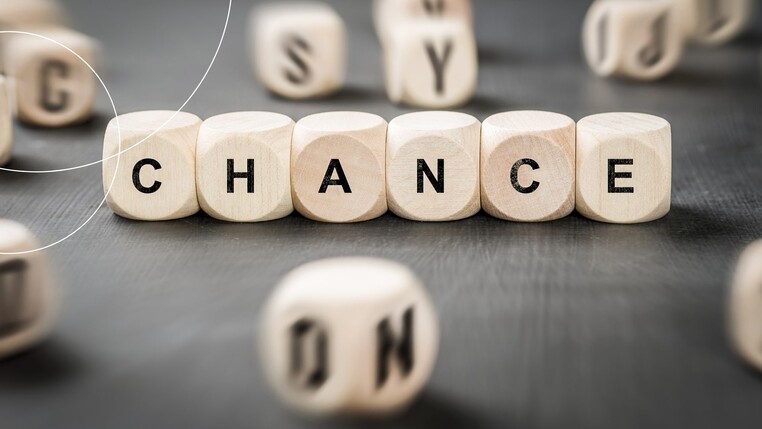 Würfel mit Buchstaben, die das Wort "Chance" zeigen