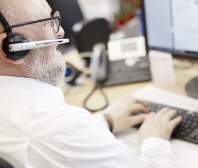 Quadratisches Bild von einem ttp Mitarbeiter der ein Headset trägt