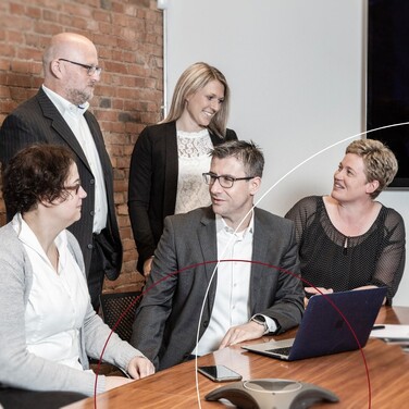 Mitarbeiter von ttp.lohn in einem Besprechungsraum