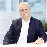 Robert Binder von ttp am Besprechungstisch