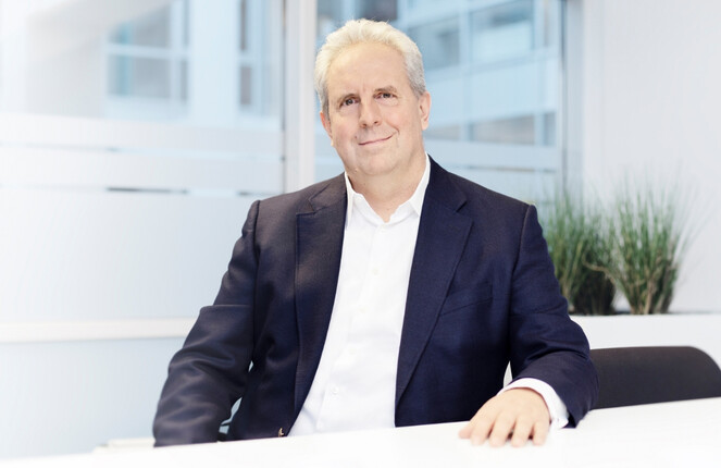 Robert Binder von ttp am Besprechungstisch