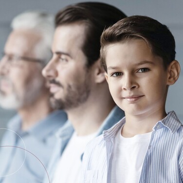 Zu sehen ist ein drei-Generationen-Bild im Seitenprofil.