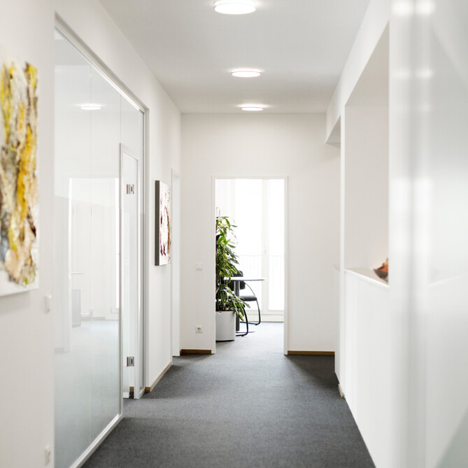 Ein weißer heller Flur