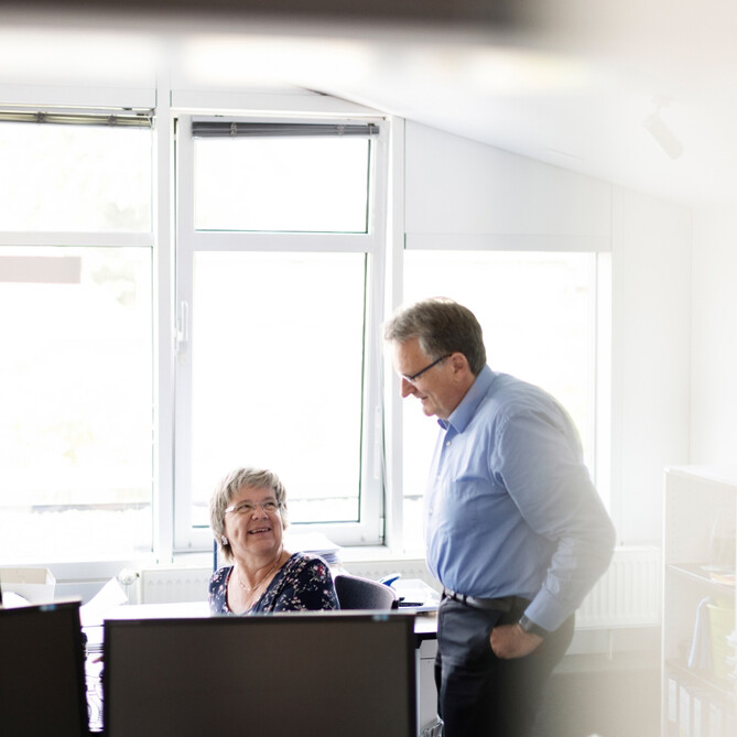 Zwei ttpler unterhalten sich im Büro