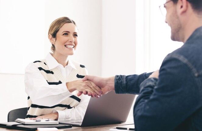Rechteckiges Bild von zwei ttplern die sich die Hand geben