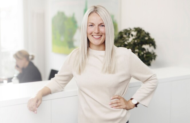 Kerstin Thomsen posiert vor der Kamera