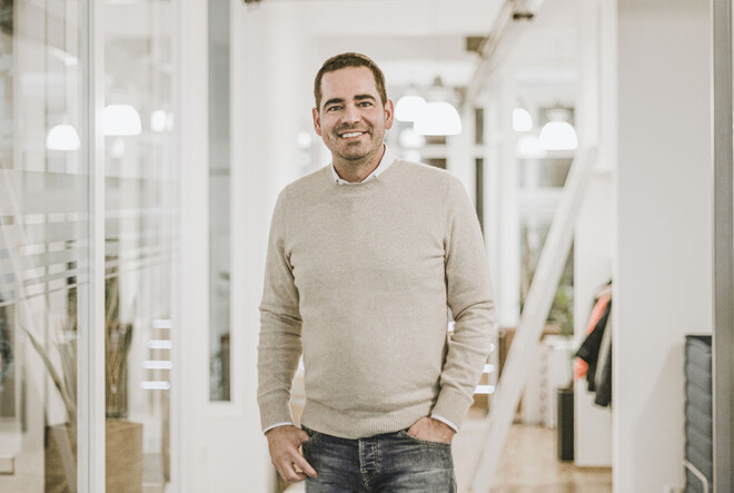 Felix Worm im beigen Pullover