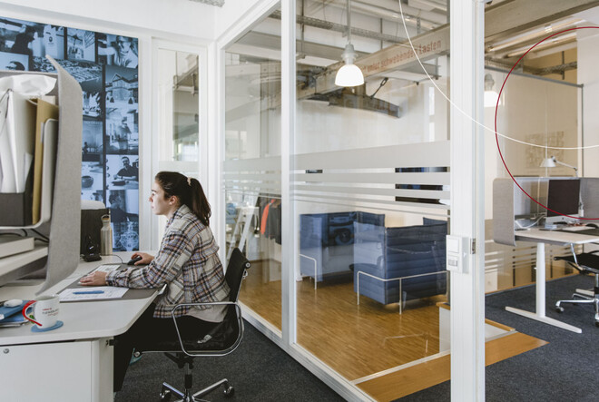 Jenny Gehlrich sitzt im Büro