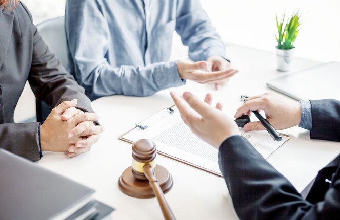 Fokus auf Hände von drei Personen im Gespräch