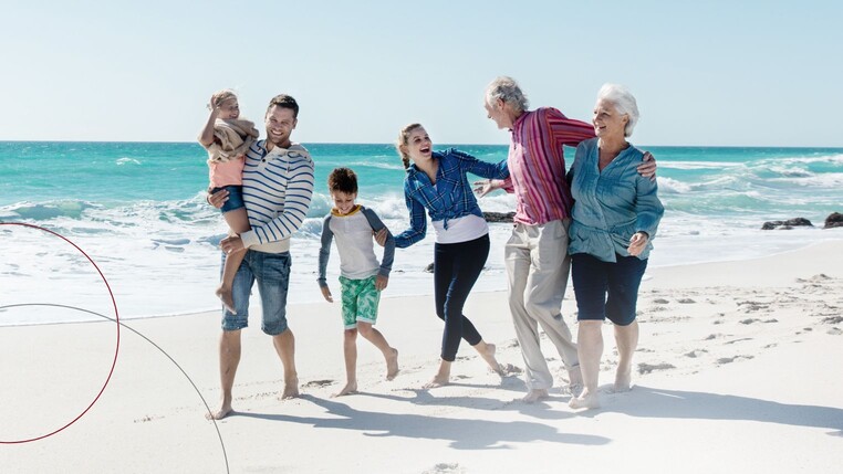 Deine Drei-Generationenfamilie macht einen Spaziergang am Stand.