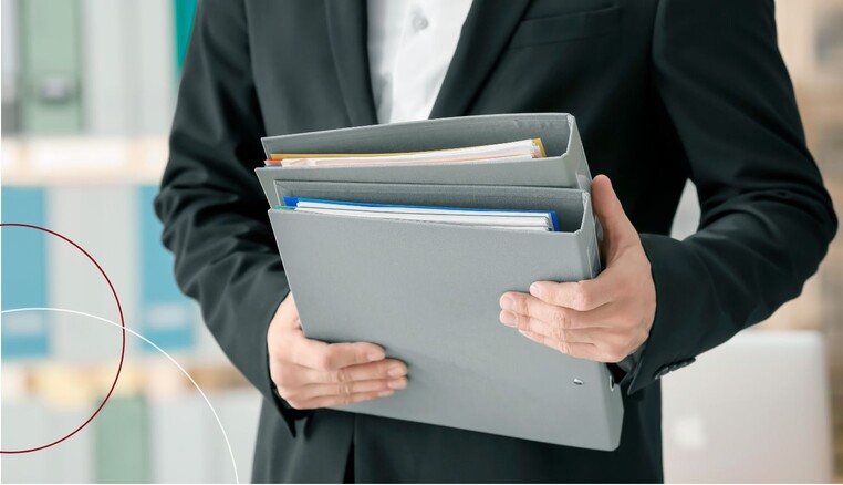 Ein Mann hält Ordner in der Hand