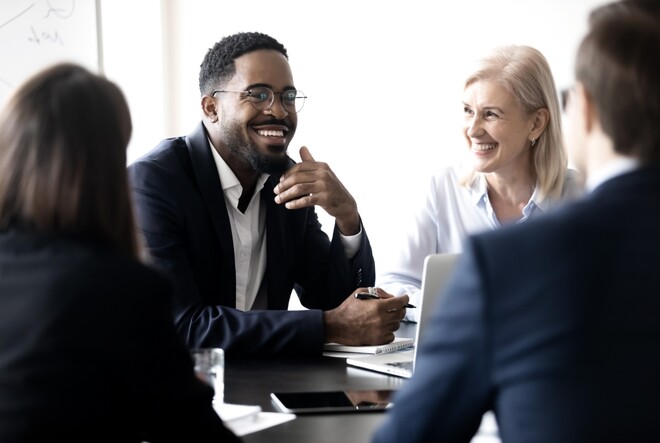 Vier Personen sitzen und unterhalten sich