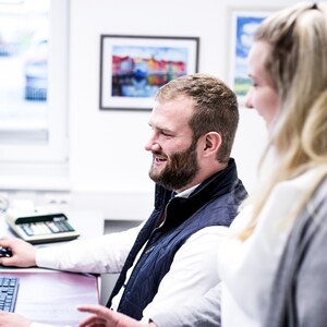 Kollege und Kollegin im Gespräch