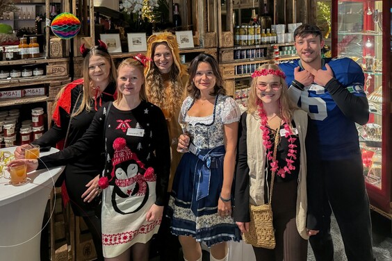 Verkleidete ttp-Mitarbeiter bei der Weihnachtsfeier