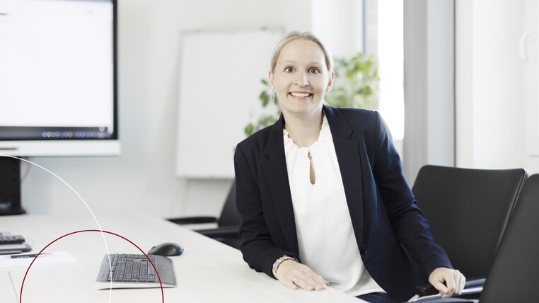 Kollegin Barbara Heller sitzt an ihrem Schreibtisch.