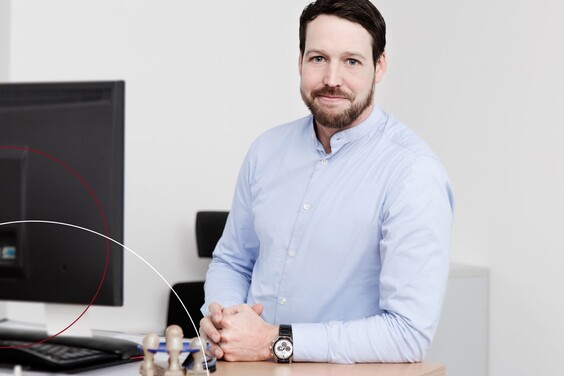 ttp-Mitarbeiter Stefan Wintschel am Schreibtisch