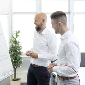 Finn Erik Horn unterhält sich mit seinem Arbeitskollegen