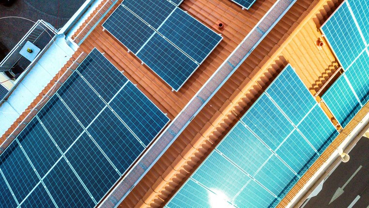 Ein rotes Dach mit Solarplatten