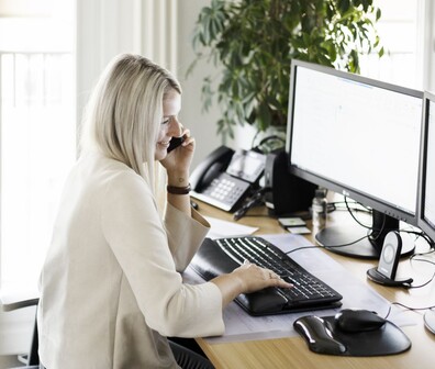 Quadratisches Bild von einer ttplerin die telefoniert
