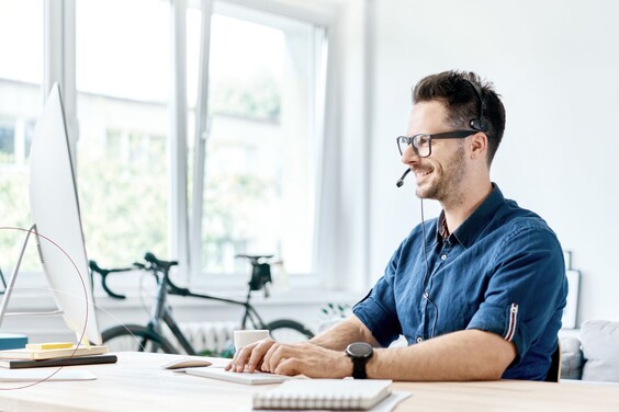 Ein Mann sitzt im Homeoffice an seinem Schreibtisch.