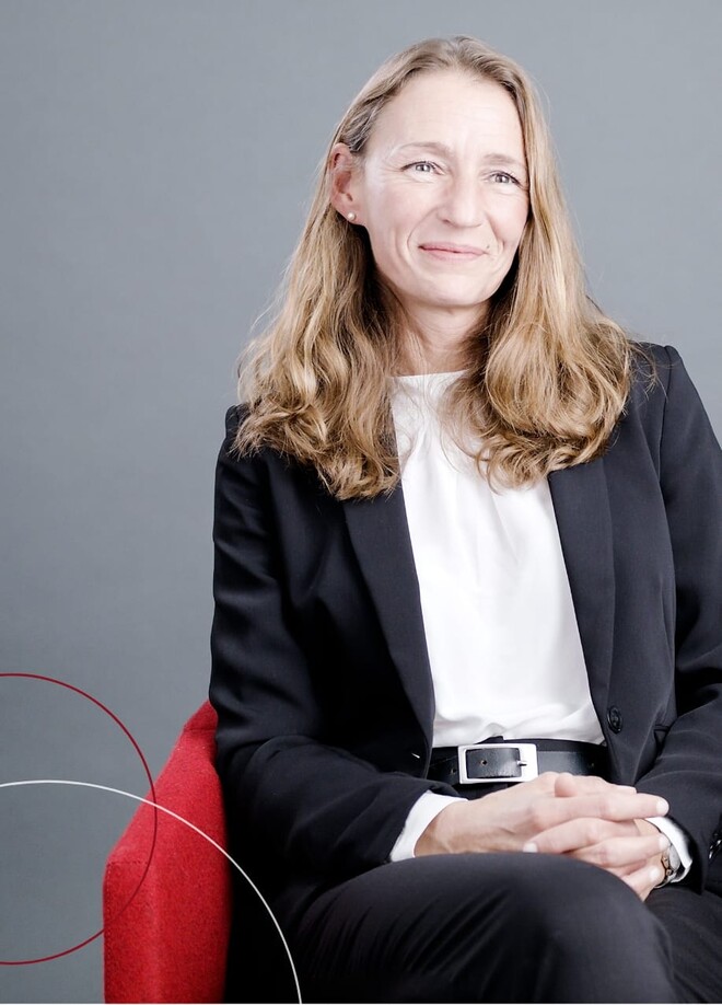 Beate Theede in einem roten Sessel