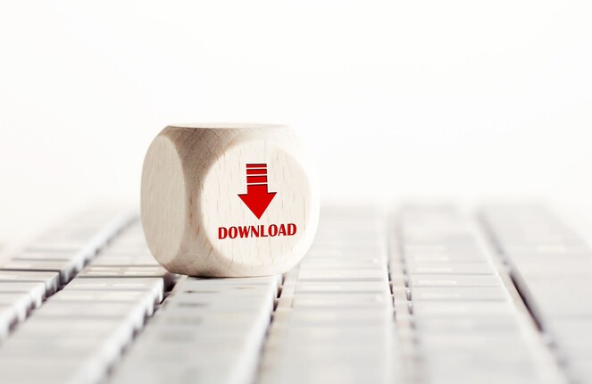 Rechteckiges Bild von einem Würfel der auf einer Computer Tastatur liegt