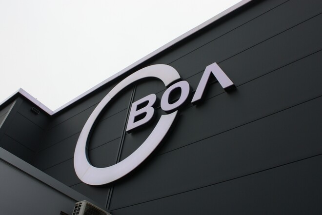 Eine graue Kachel mit weißem Text