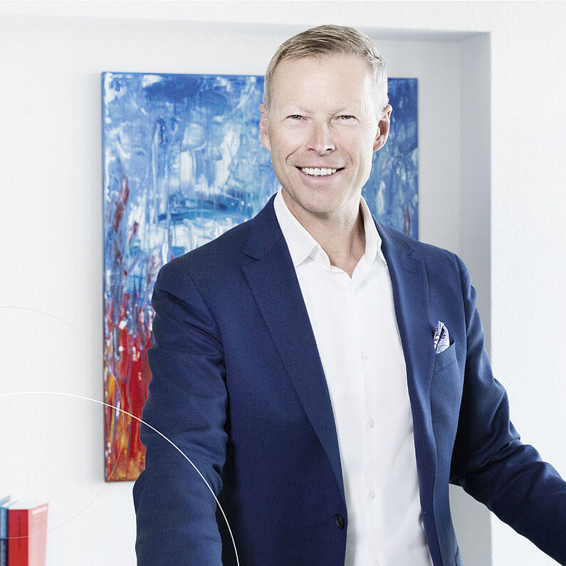 ttp Mitarbeiter in einem blauen Sakko