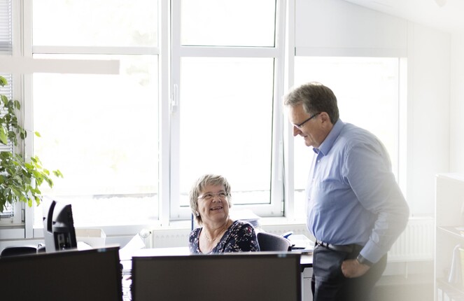 Rechteckiges Bild von zwei ttplern die sich unterhalten