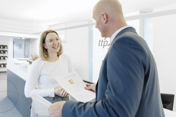 Zwei ttpler stehen im Büroflur