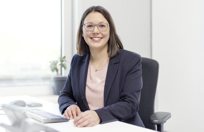 Steuerberaterin Dr. Katharina Theis sitzt an ihrem Schreibtisch