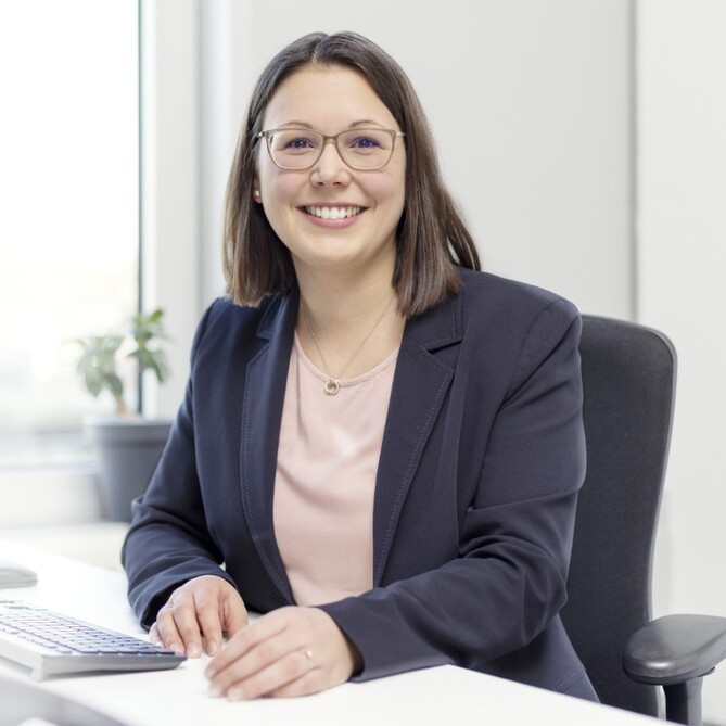 Steuerberaterin Dr. Katharina Theis sitzt an ihrem Schreibtisch