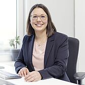 Steuerberaterin Dr. Katharina Theis sitzt an ihrem Schreibtisch