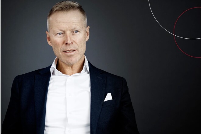 Vorstand Michael Heil vor dunklem Hintergrund