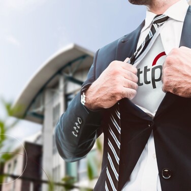 Anzugträger reißt Sakko auf, auf dem weißen Unterhemd blitzt das ttp-Logo durch im quadratischen Format