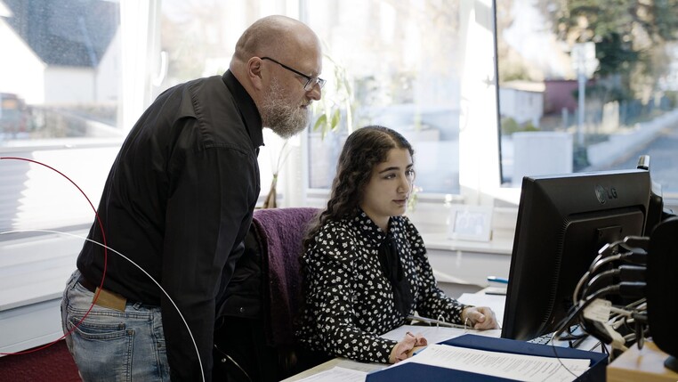 Kai Jensen spricht mit einer Kollegin