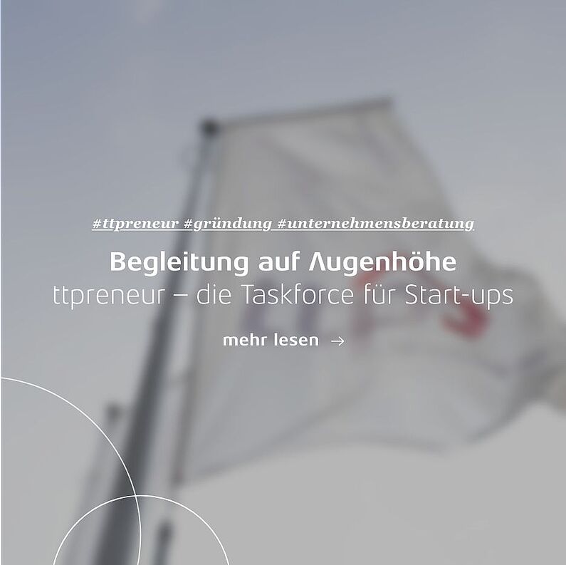 Eine weiße ttp Flagge im Wind