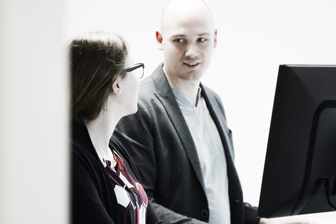 ttp Kollegen am Schreibtisch unterhalten sich