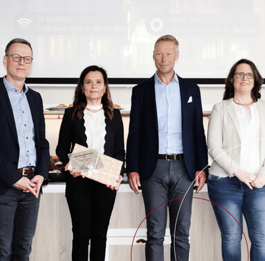 Quadratischer Zuschnitt des Bildes wie vier Personen von ttp die Auszeichnung als familienfreundlicher Betrieb entgegennehmen