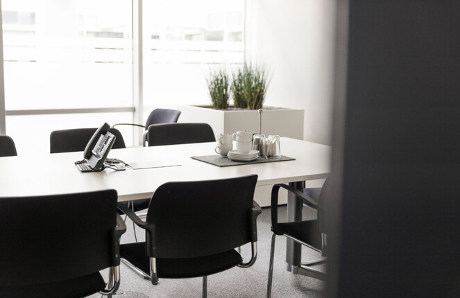 Ein ttp Büro mit metallischen Stühlen