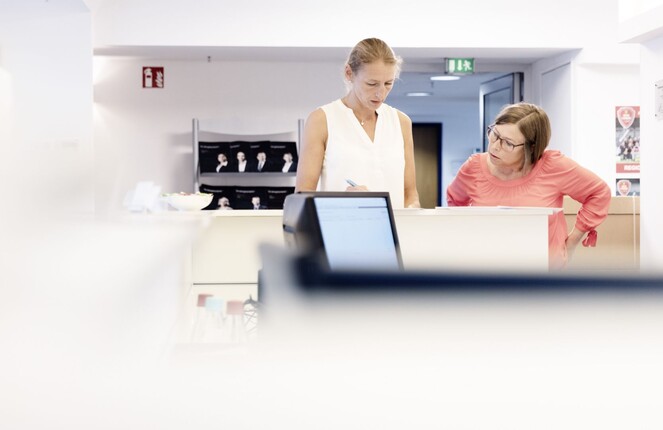 Rechteckiges Bild von zwei Frauen die etwas besprechen