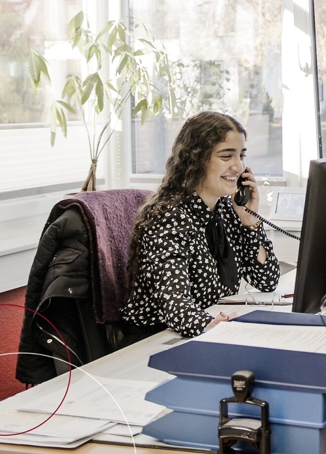 Mitarbeiterin von ttp telefoniert