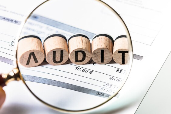 Eine Lupe vergrößert eine Rechnung