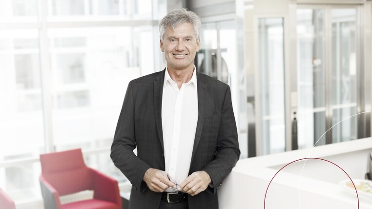 Ein ttpler lächelt in die Kamera