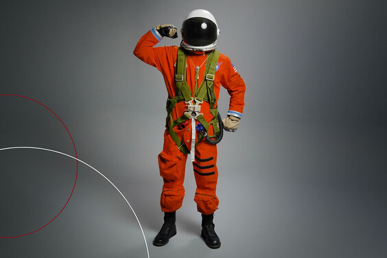 Finn Erik Baum posiert im roten Weltraumanzug