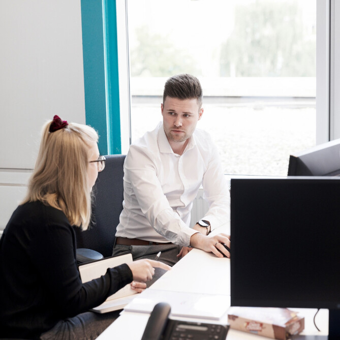 Finn Erik Horn unterhält sich mit einer Kollegin