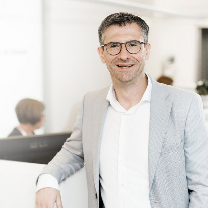 Mehemet Cetintuerk posiert vor der Kamera