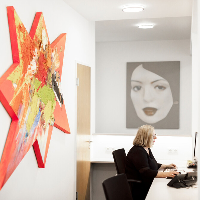 Ein rotes Kunstwerk im ttp Büro Berlin